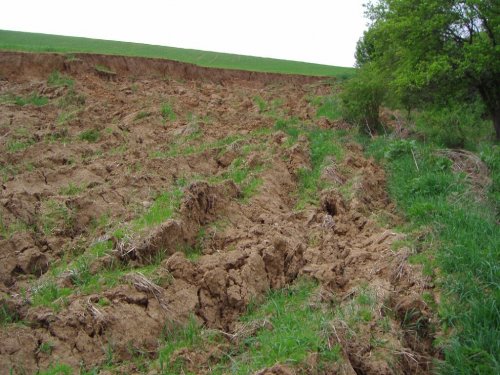 Sesuv půdy na Přecestném nad Žlebem - 7.5.2006